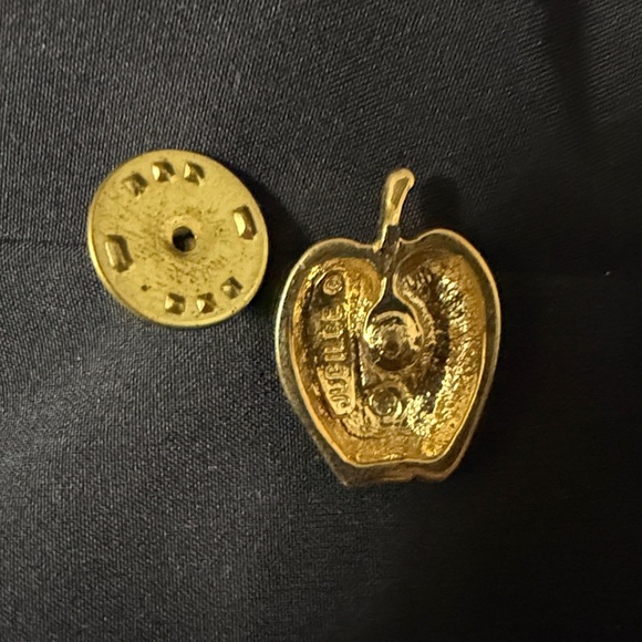 VINTAGE GOLD TONE APPLE LAPEL PIN - Picture 6 of 7